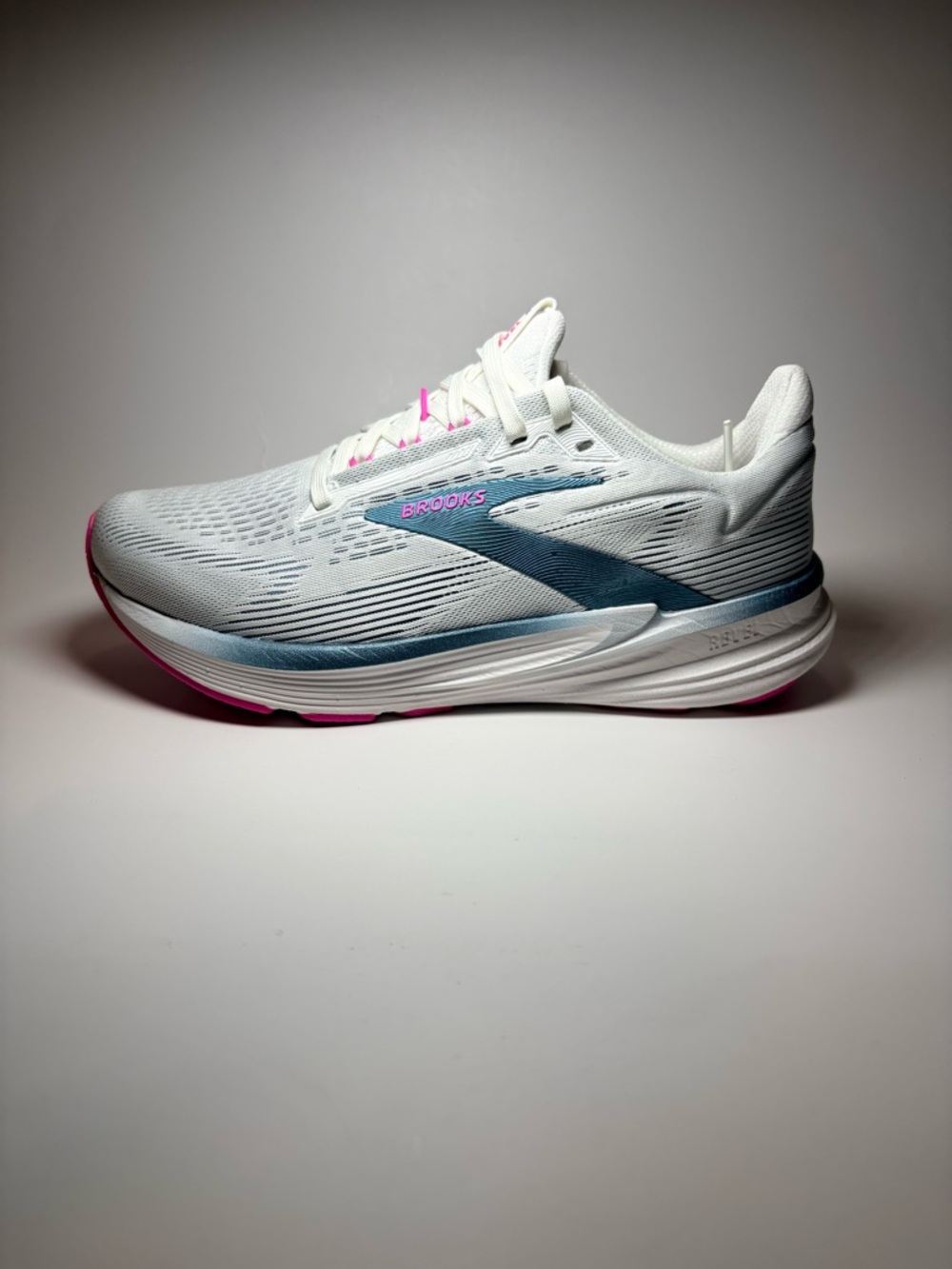 New Brooks Revel 8 Women’s size 8.5 White & Blue Running Shoe with Pink Accents - Picture 4 of 14